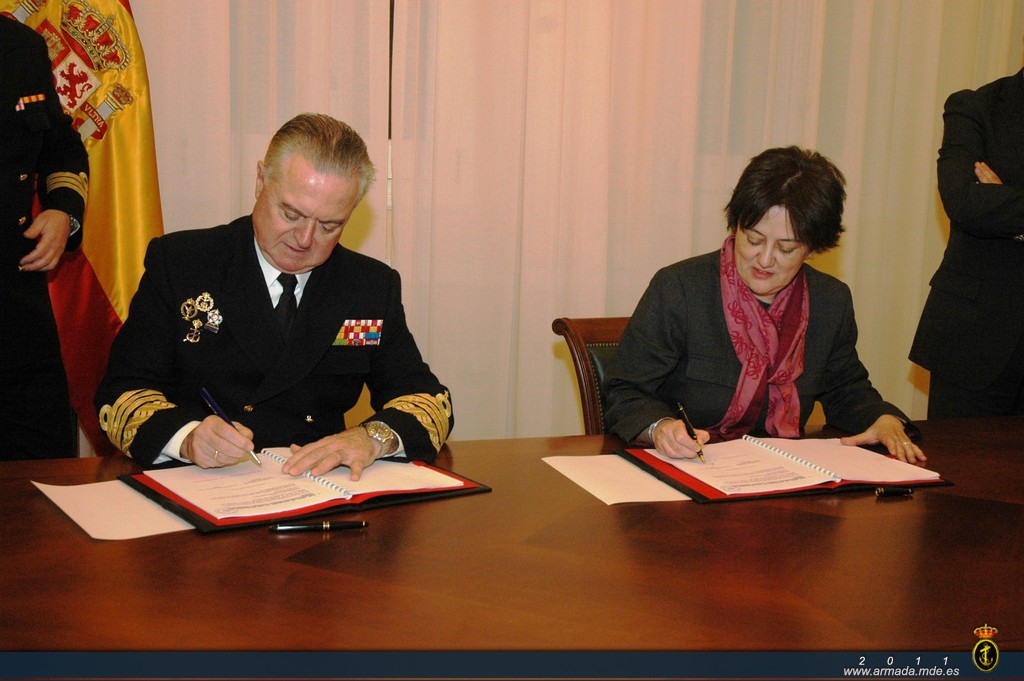 El almirante general Manuel Rebollo García, y la Secretaria General del Mar, Alicia Villauriz Iglesias en el momento de la firma del convenio